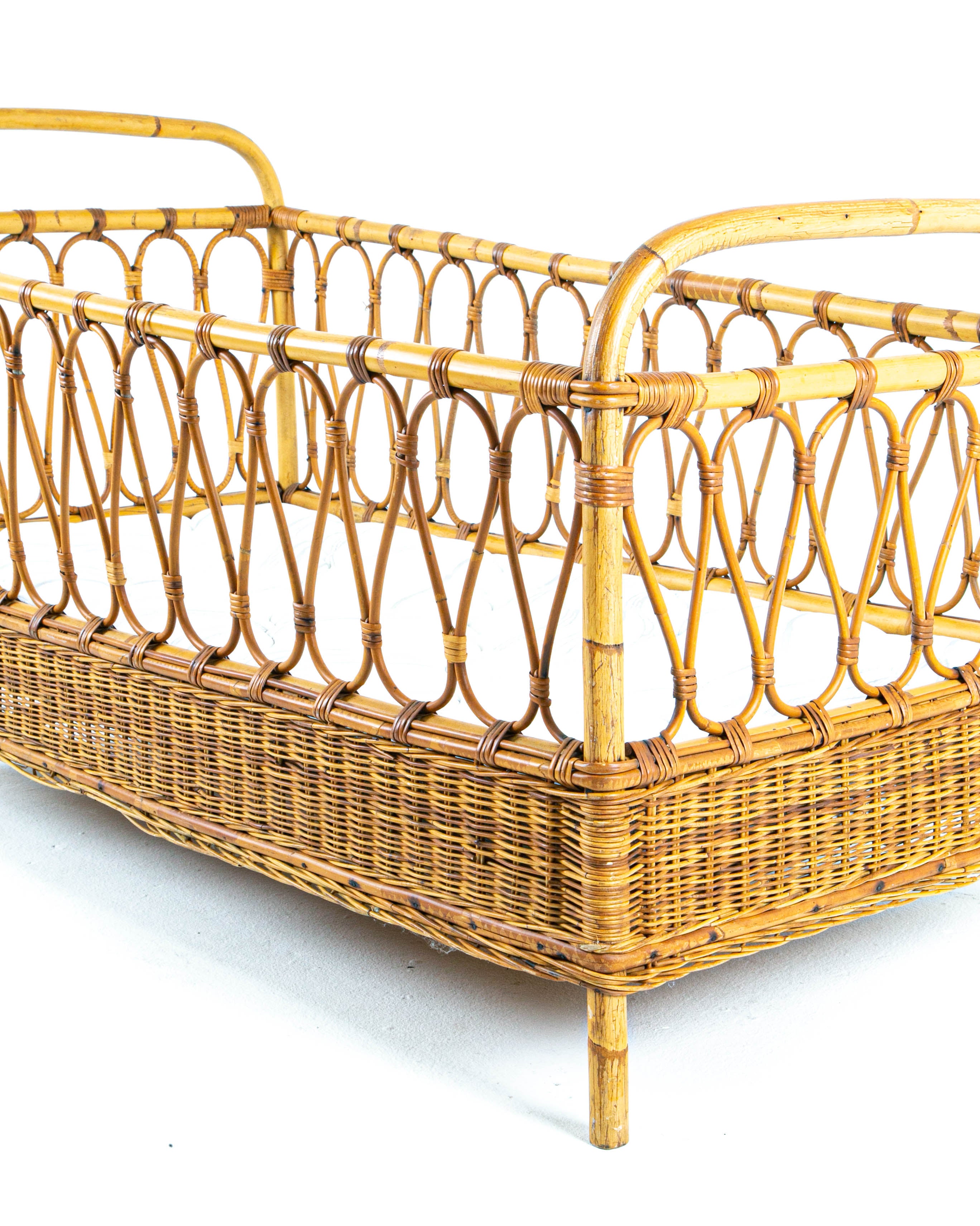 Vintage top rattan crib